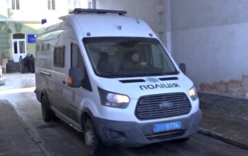 Украинец выгнал мать из квартиры, после открыл стрельбу: подробности семейной драмы