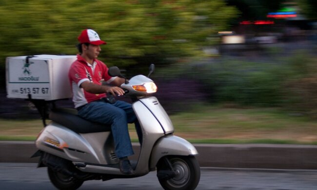 ДТП в Киеве: от удара развозчик пиццы взлетел в воздух (видео)