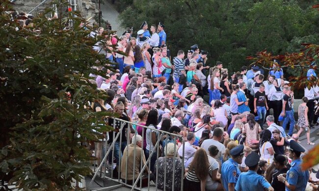 толпа людей