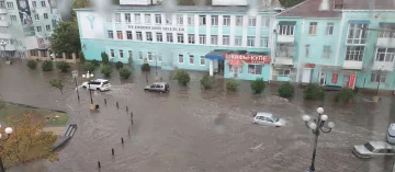 На Крим обрушилися зливи, міста йдуть під воду: "Проблема з водою вирішилася"