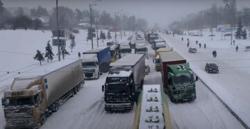 Рейсовий автобус з українцями застряг у сніговій пастці: кадри НП