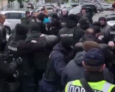 У Києві почалися сутички між протестувальниками і поліцією, відео з місця: "Що ви робите?!"