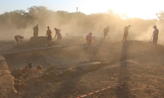 Археологи наткнулись на древнюю находку с неизвестной жидкостью, фото: "Пролежала 300 лет"