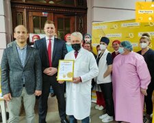 Фонд Ріната Ахметова передав сучасний мобільний рентгенапарат українським медикам