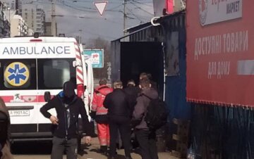 На ринку в Києві влаштували погром, фото: побили продавщицю і перекинули на неї холодильник