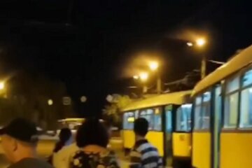 Дніпрянин потрапив під трамвай, кадри: визволити чоловіка намагалися медики і рятувальники