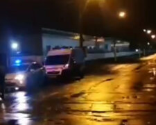 Тепловоз протаранив авто з жінкою і дитиною, кадри НП в Києві: "Протягнув кілька метрів"