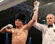 На коне и под казацкий марш: украинский боксер эффектно появился на бой