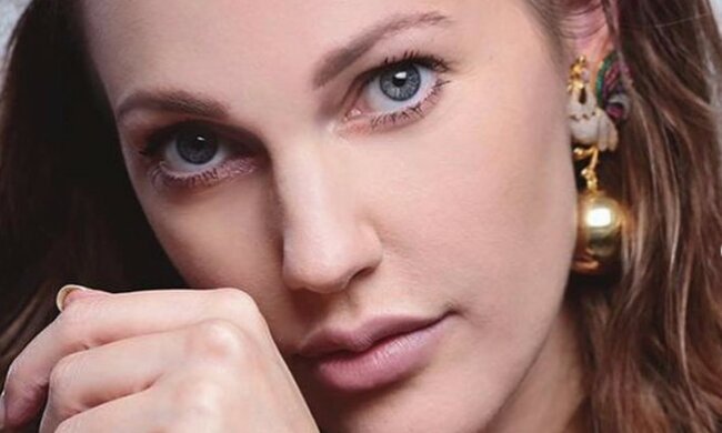 Мерьем Узерли из "Великолепного века" с хвостом и красной помадой покорила чувственным образом: "Любимая Хюррем"