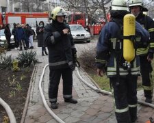 Около 30 человек срочно эвакуировали: под Киевом вспыхнул сильный пожар, слетелись спасатели