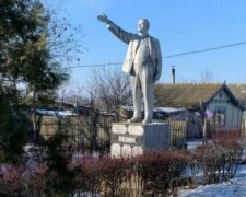 На Одесчине ликвидировали последний памятник Ленину в Украине: кадры "свержения" Иллича