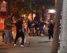 Натовп бешкетників влаштував бій у центрі Одеси: відео масової бійки