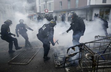 Проти Ле Пен: перші кадри масової бійки активістів з поліцією – відео