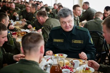 порошенко солдаты столовая еда