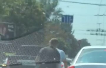 Одессит набросился на туриста с кулаками посреди дороги: разборки попали на видео