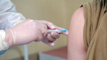 Россиян напугала отечественная вакцинация от вируса: "Лучше на бюджетниках испытать"