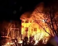 База отдыха превратилась в пылающий факел: кадры масштабного пожара под Одессой