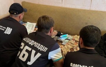 Недобросовестные копы занимались шантажом семьи на Одесчине: за что требовали 2 тысячи долларов