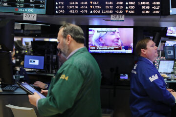 Dow Continues To Hover Just Below 20,000