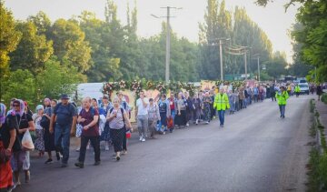 Тисячі вірян УПЦ хресним ходом пройшли з Одеси у Свято-Покровський скит села Маринівка