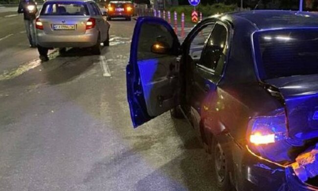 Таксист-иностранец на большой скорости протаранил авто, пассажирку забрала скорая: фото с места