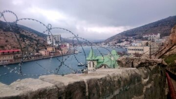 Й міст не допоміг: «забиті» пляжі Криму насмішили українців
