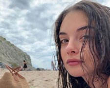16-річна дочка Моніки Беллуччі в бікіні викликала фурор на пляжі: "Червоний чи в квіточку?"