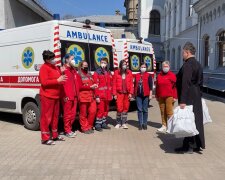УПЦ та волонтери передали великодні привітання та подарунки медикам "Швидкої допомоги" Одеси