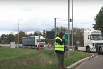 Тысячи украинских фур  на польской границе