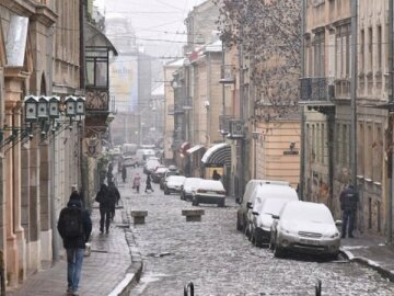 Метрові снігові замети у Львові: фото стихії