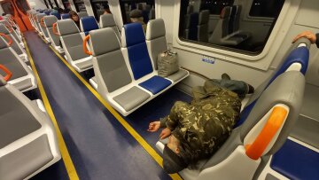 В сети возмутились отношением пассажиров к новой электричке Укрзализныци: "ложатся на сиденье в обуви"
