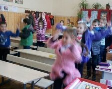 Школьники из-за холода вынуждены танцевать на уроках