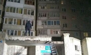 Харківській пенсіонерці стало погано в замкненій квартирі, фото: "приїхала швидка, але..."