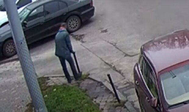 В Одессе странное поведение мужчины возле столба попало на видео