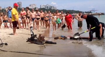 Переполох на пляже в Одессе, водолазы достали опасный предмет, видео: "Острый, как бритва"