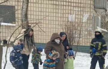 Детский сад загорелся в Киеве, малышей эвакуируют с задымленного здания: первые кадры с места ЧП