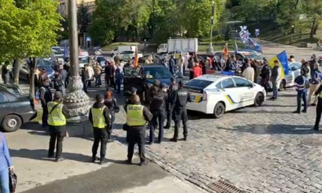 Ситуация под Кабмином накаляется, дороги перекрыты, стягивают полицию: кадры масштабного бунта