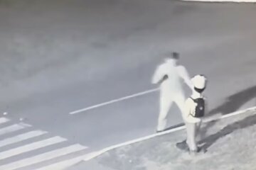 На Харківщині неадекват накинувся з кулаками на вуличного манекена: відео курйозу