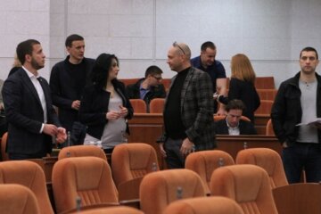 Депутаты в Днепре устроили заседание под открытым небом: "держатся на дистанции", фото