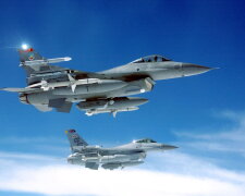 f-16-falcon-flying in sky