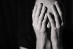 плачет, женщина прикрыла лицо руками