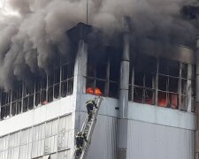 Масштабный пожар охватил известную украинскую фабрику, город заволокло едким дымом: кадры ЧП
