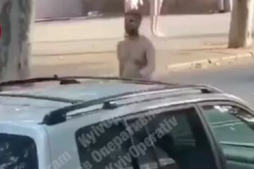 У Києві чоловік роздягнувся і ходив по дорозі, кадри: "Довго цю нахабність терпіти не довелося..."