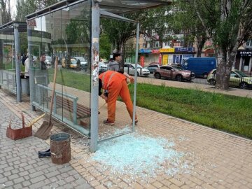 Вандалы разгромили остановку в Одессе, местные жители решили не молчать: слетелась полиция, фото