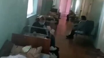 "Хворі лежать один на одному": під Харковом людей з китайським вірусом "зігнали" в коридор, відео