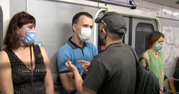 Киевлянин пожарил еду во время поездки в метро: случай сняли на видео