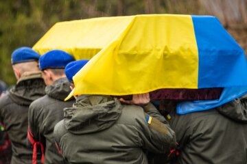 На Дніпропетровщині попрощалися із захисником України, фото: "Залишилася дружина, син з дочкою"