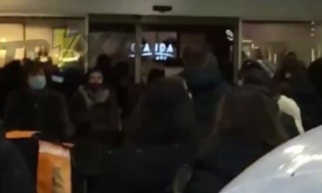 Тревога в ТЦ Харькова, людей срочно эвакуируют: первые детали и фото ЧП