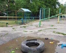 "Угрожает жизни": жители Одессы показали опасную детскую площадку, фото