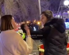 Женщина атаковала людей  на карусели в центре Одессы: неадекватное поведение попало на камеру